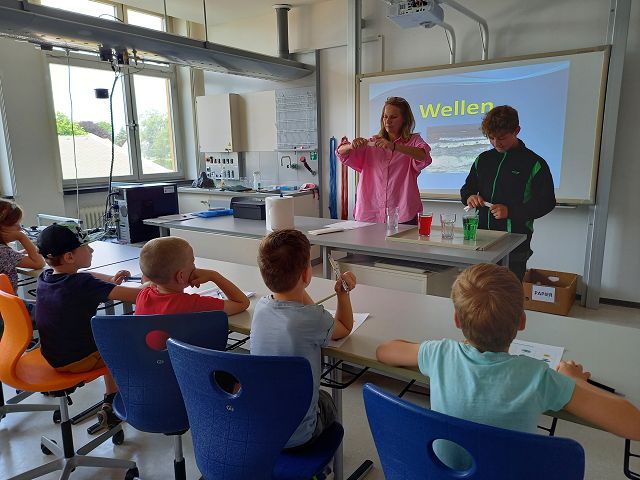 Mittelschüler:innen experimentieren …..