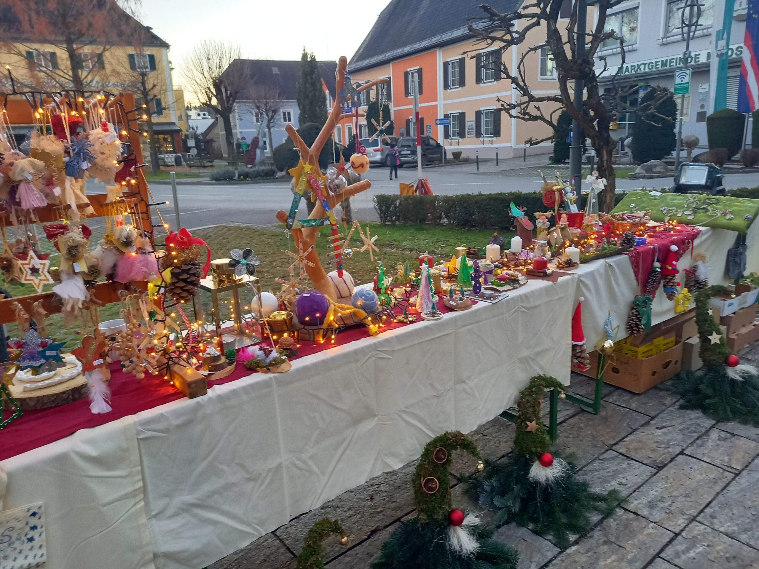 Adventmarkt und Lichtertanz