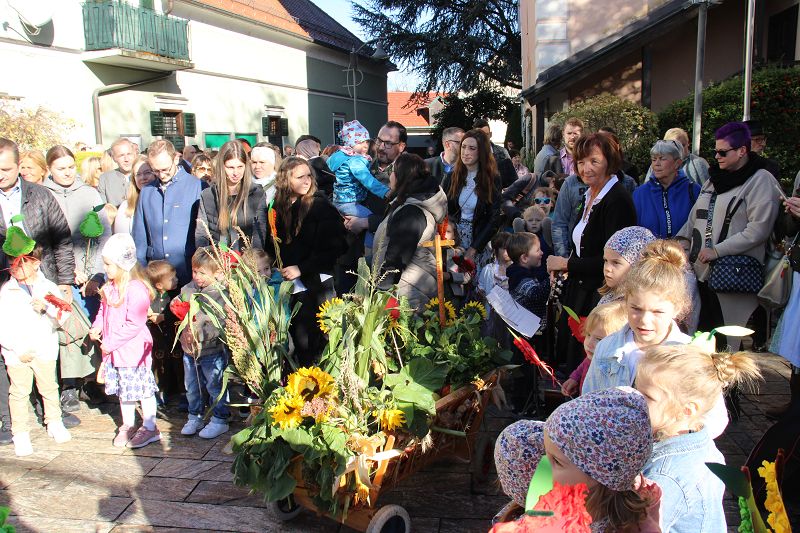 Erntedank: Kindergartenkinder feiern mit der Pfarre