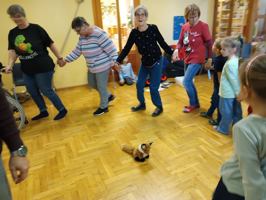 gemeinsames Tanzen mit Klienten von „Lebensgroß“